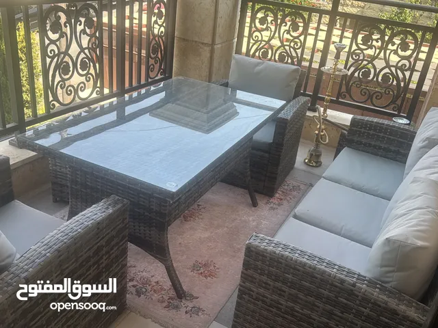جلسة خارجية بحالة ممتازة مع طاولة استعمال سنتين فقط مستورد للبيع