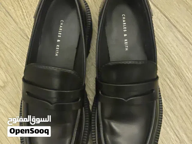 حذاء مريح عملي charles & keith تشالز اند كيث