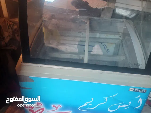 فريزر عرض آيس كريم للبيع مقاس 70×105 بجميع مشتملاته قوالب الايس كريم وبوله تعبئة