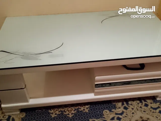 Table for sale طاولة نضيف  table in excellent condition  used only 9 month  buy new 500 riyal للبيع
