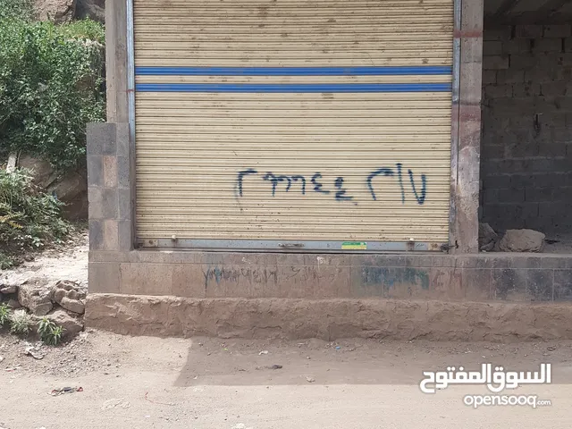 باب سحاب مستخدم نظيف لم يتم استخدامه