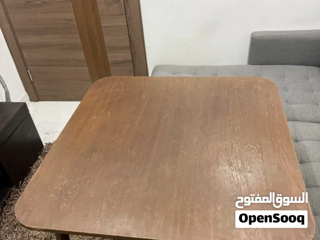 طاولة طعام من ايكيا بحالة ممتازة لا يوجد كراسي