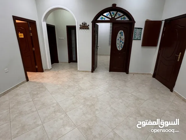 شقة واسعة للإيجار في جبلة حبشي / 3 غرف + حمامين + مطبخ .