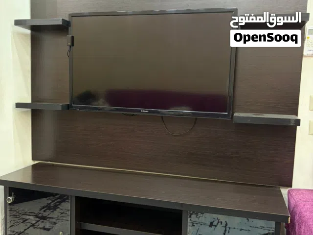 مجموعة اثاث للبيع (طاولة - واجهة شاشة - مراي مع ستاند - برداية)
