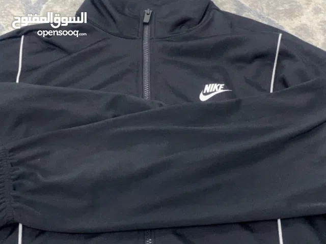 جاكيت Nike رياضي اصلي لون اسود الجاكيت مريح جدا ومناسب للاستخدام اليومي او الرياضية او المشي