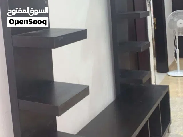 بيعه سريعه للبيع طاوله تلفزيون مع رف استعمال خفيف و نظيفه