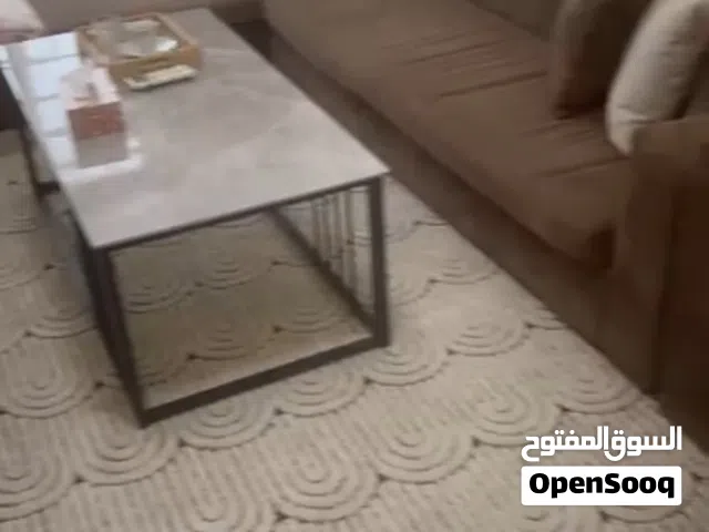 كنب للبيع مع طاوله وسجاد