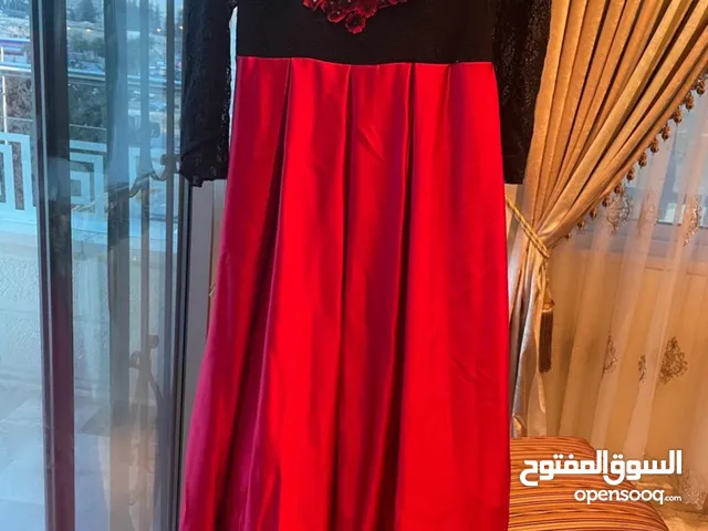 فستان سهره لونه احمر مرتب وحلو وبسعر رخيص مستعمل مره بس