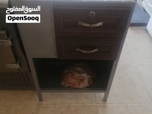 طاولة كاش حديد ثقيل  بحالة وكالة
