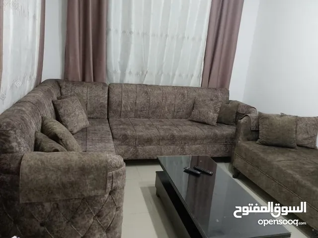 كنب للبيع استعمال خفيف فقط ست شهور بحال الجديد