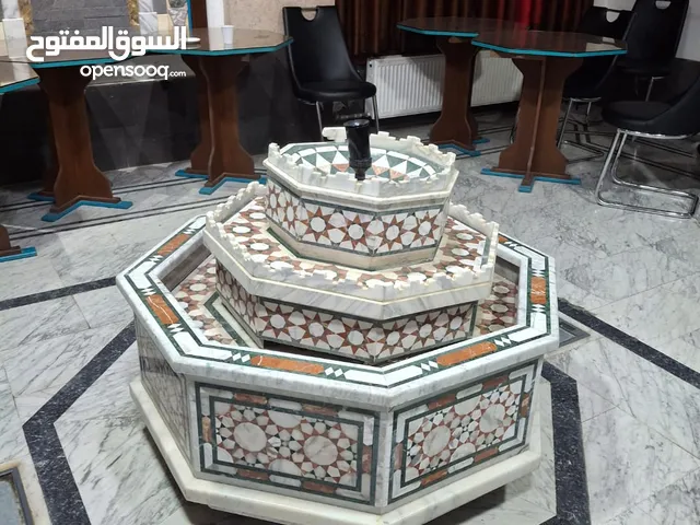 أثاث مكتبي وأدوات ومستلزمات للتدريب داتا شو ولوح ذكي، كراسي، طاولات، مكاتب ، نافورة، رفوف، حائط، باب