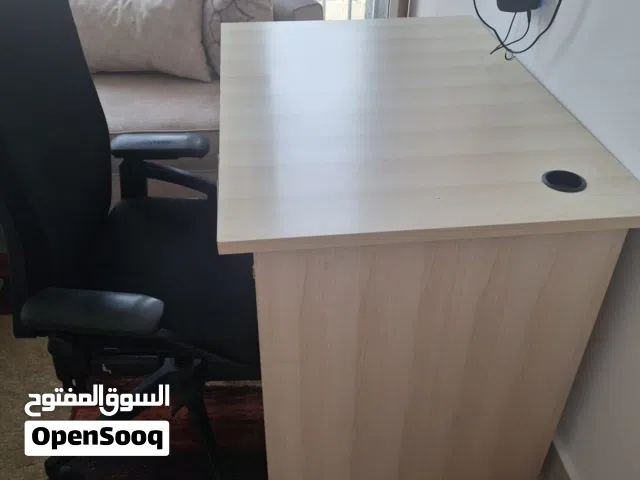 مكتب وكرسي بحالة جيدة للبيع