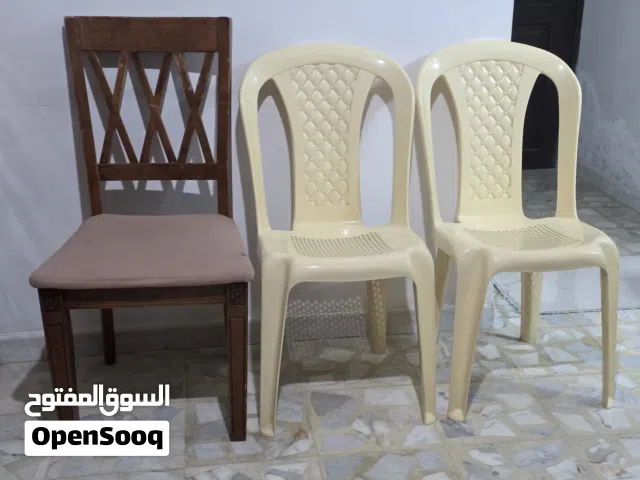 كراسي بلاستك وكرسي خشب  وطاولة بلاستك ودروج