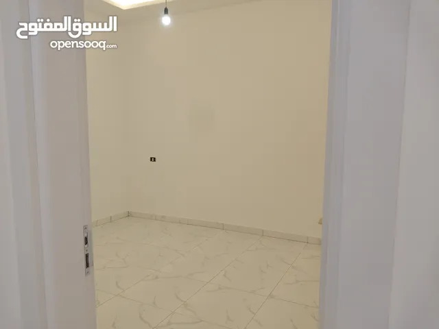 شقه . عاديه . فيها بعض الفرش . الطابق الأول. مطلوب اجانب . إيجار. بن عاشور.