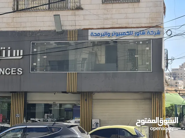 محل تجاري للايجار بالقرب من وسط البلد في مدينة الخليل مع واجهة بارزة على الشارع الرئيسي