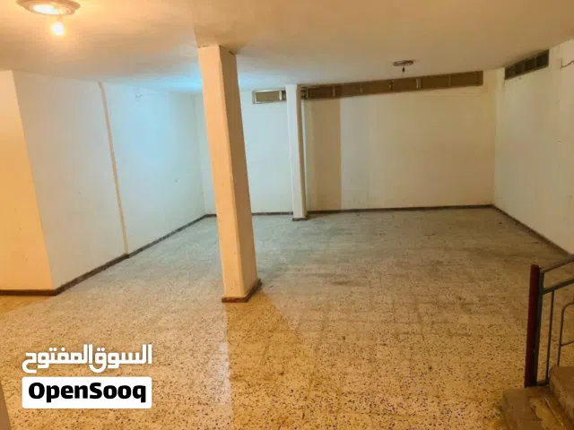 بدروم للايجار مساحته 140متر بالقرب سوق جامع الصقع