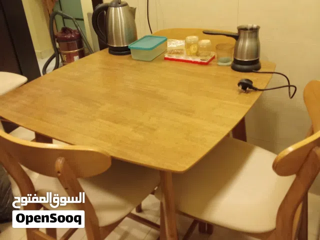 طاولة طعام خشبية مودرن مع 4 كراسي و سخان / غلاية القهوة: بحالة ممتازة وكراسي مبطنة