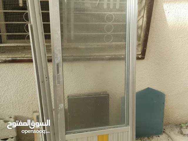 باب المنيوم ضرفتين  بحاله ممتازه مع السكه العلوية والسفليةبحاله ممتازه الزجاج لبس مكسور للمهتم