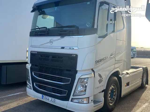 Tractor Unit Volvo 2017 in Dubai