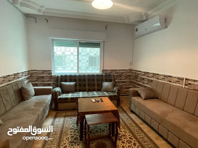 شقة مفروشة مكيفة جديدة غرب جامعة اليرموك 100متر