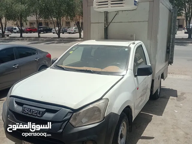سيارات خدمات نقل مبرد ومجمد