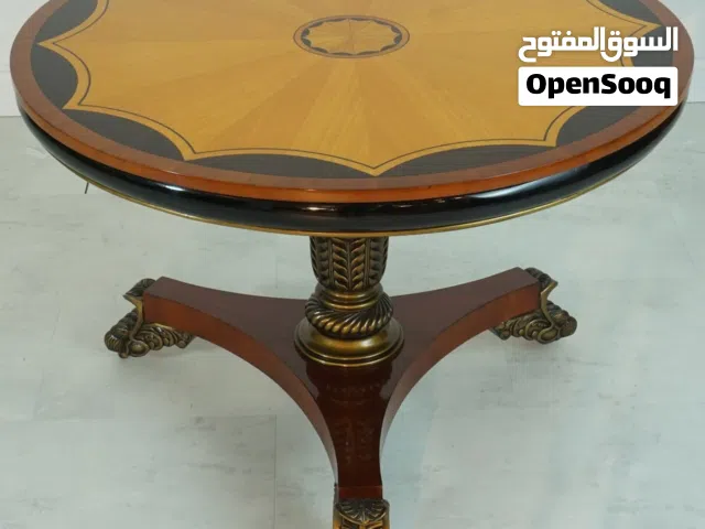 طاولة وسطية من خشب الماهوجني المطعم بتفاصيل نحاسية وقاعدة على شكل مخلب