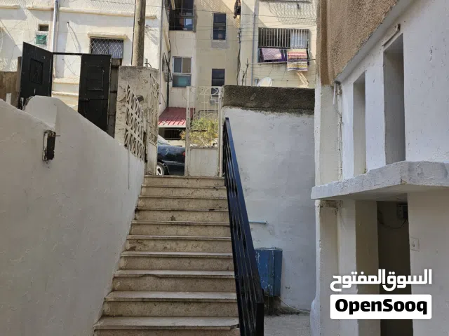 للايجار شقة  ارضي بمطبخ جديد بالكامل مع حديقه ضمن عماره بمدخل مستقل. قرب مخابز بورسعيد