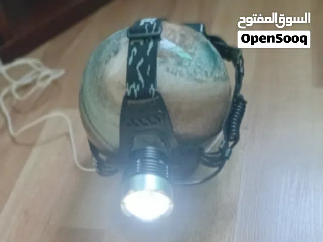 ضوء المصباح اليدوي. +  مصباح امامي للراس
