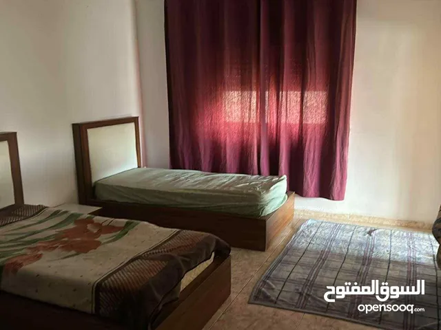 غرفة كبيرة مرتبة مفروشة لشخصين
