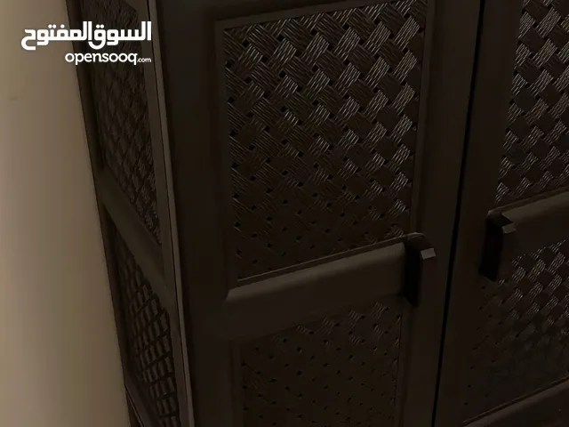 دولاب / خزانة ملابس مكون من 4 ادراج و 4 ارفف بلون اسود نظيف يكفي لشخصين مدة الاستعمال شهرين