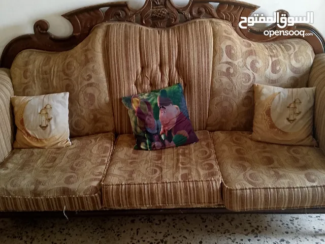 طقم كنب ومورس وبوفيه3قطع بحالة جيدة جدا