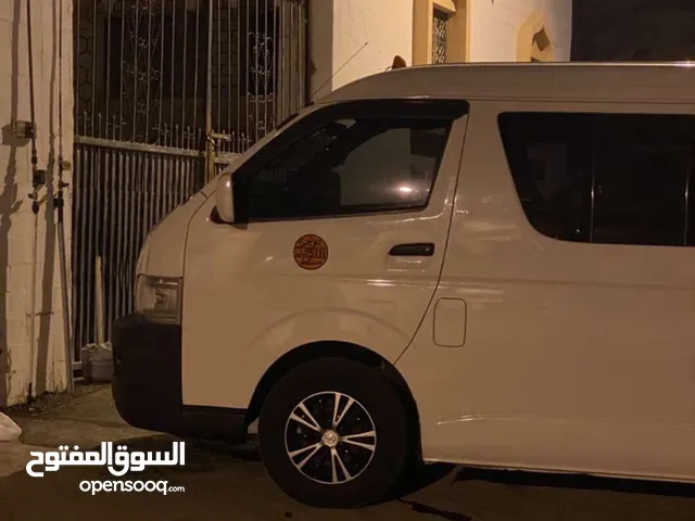 باص اوصل طلاب مدارس او كليات في وقت المساء