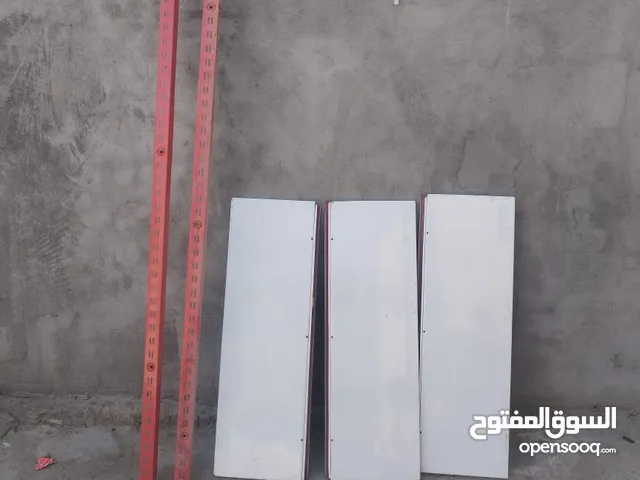 رفوف عرض محل للبيع نظيفات