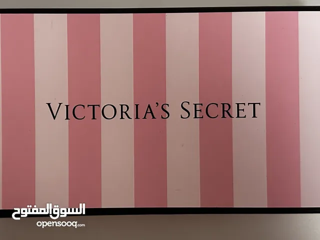 جزدان مصاري حجم مستطيل كوبي اول فيكتوريا سيكريت ، اذا بدكم معلومات اكتر تواصلو معي ، لكنو نفس الصور