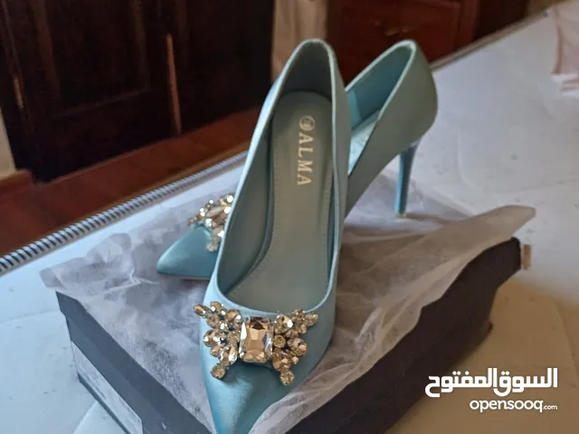 كندرة افراح جديدة حتة لبسا لا مقاسها39 لونها مميز ازرق بحري