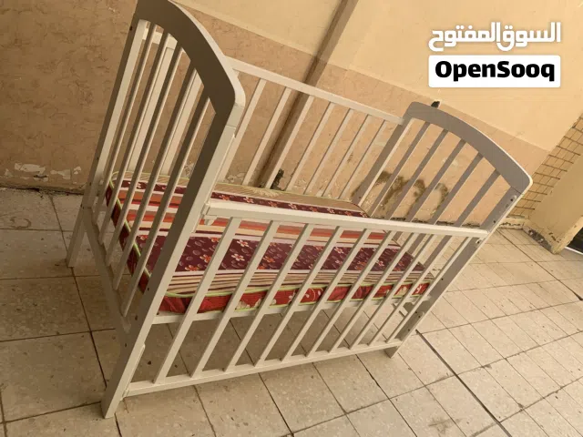 سرير الأطفال خشبي ابيض مع المانرس