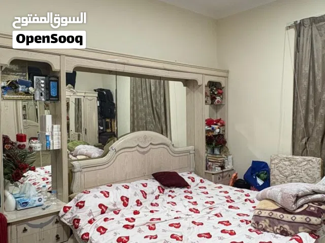 غرفة نوم كلاسيكية لون بيج حجم كنج بحالة جيدة جدا مع الفرشة