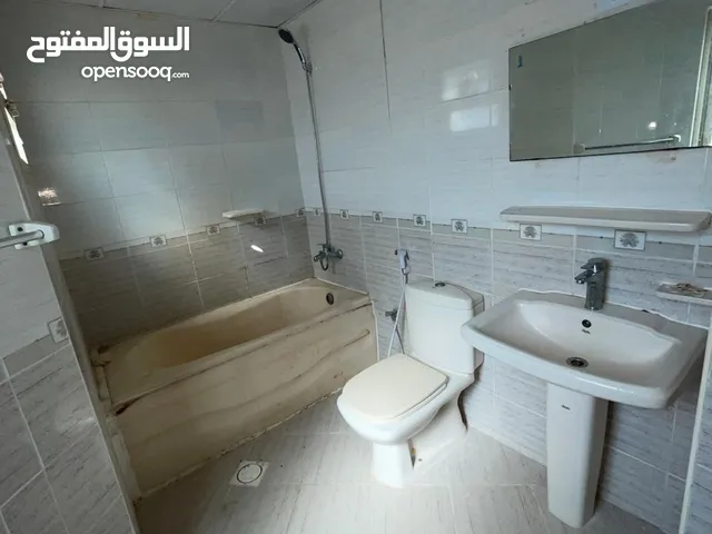 *شقة للايجار عجمان في النعيمية3* مكونه غرفتين وصالة مساحة كبيرة وتصميم عصري حمّامين + بلكونة