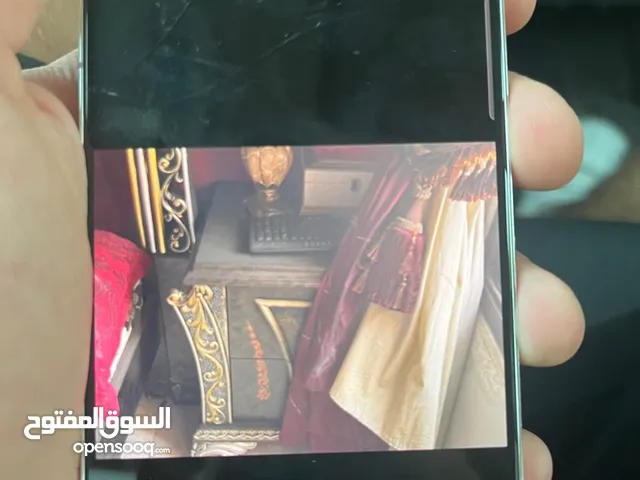 غرفة نوم كاملة مع خزانة و تسريحة