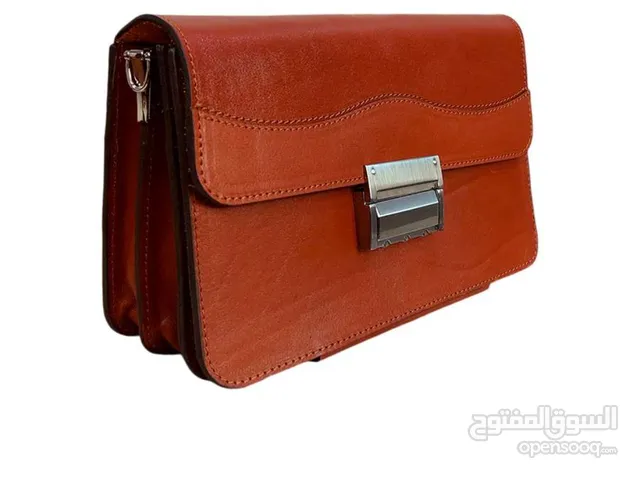 حقيبة من الجلد الطبيعي مزودة بسحاب وقفل My natural leather bag is equipped with a zipper and a lock