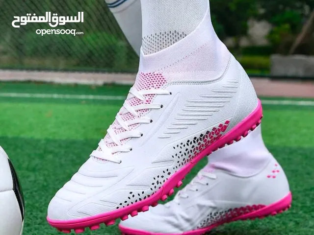 حذاء رياضي مخصص للعشب الصناعي ب ارضيه رطبه وقويه مقاس 43 بسعر 7900