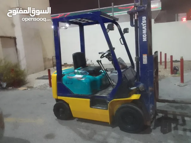 رافعة نوع كوماتسو بنزين حمولة طن ونص بحالة الوكالة للبيع