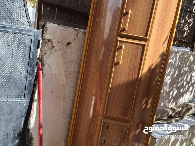 خزانة مطبخ تفصيل مكسوره اليد للاسف وضعها جيد جداً