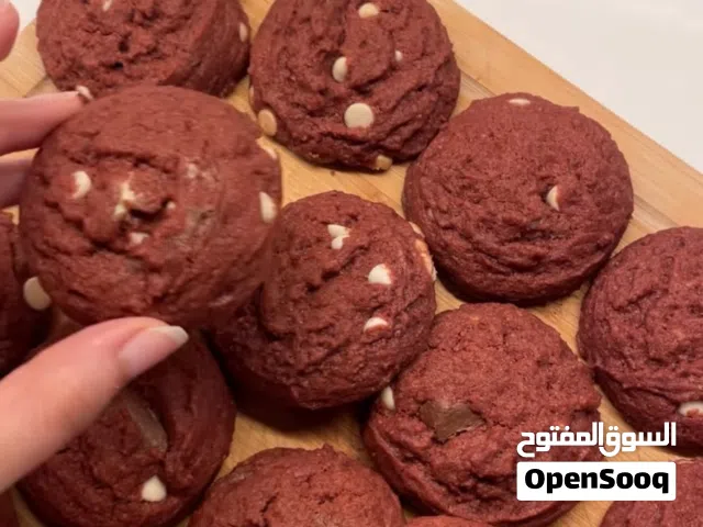 دونت وكوكيز طازج وسينابون يُخبز بحب في كل يوم.