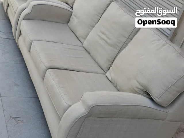 جلسه تتكون من 2كرسيم كل شخص بروحه وكرسي حق 3اشخاص بحاله ممتازه لتواصل وتساب