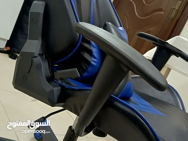 كرسي قيمنق للبيع المستعجل وكاله وجلاتين المحل لساتو عليه بس ب25 دينار للجادين