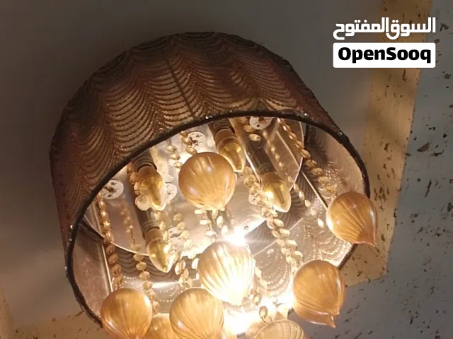 ثريا وكاله ثلاث اضاءات ذهبي فضذي ابيض ع شكل دائري مرتبه واللون من الخارج ذهبي