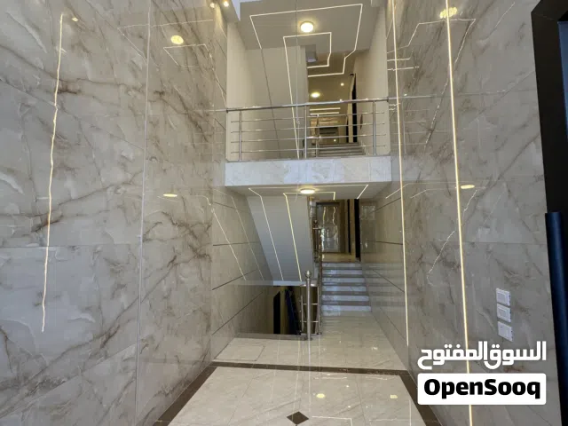 شقة طابق ارضي مساحتها 155م 2 معها 135م2 ترسات خارجية 110 الف للبيع