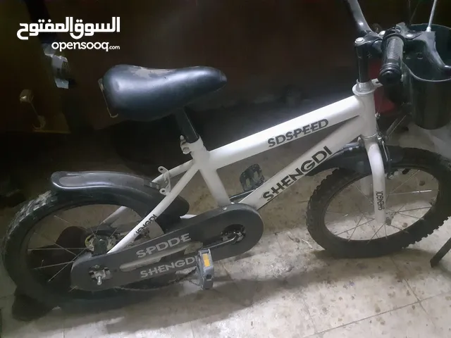 للبيع: دراجة هوائية للأطفال – جنط 16 دراجة هوائية بحالة جيدة جدًا، مناسبة للأطفال، لون أبيض أنيق. ج