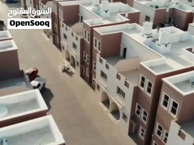 فيلا للإيجار جديدة في مجمع سكني راقي به حوض سباحة